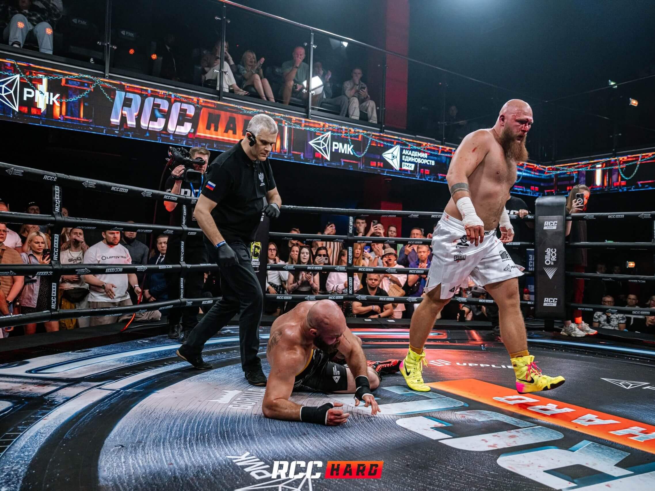 MMA поединок в ринге с нокдауном и рефери